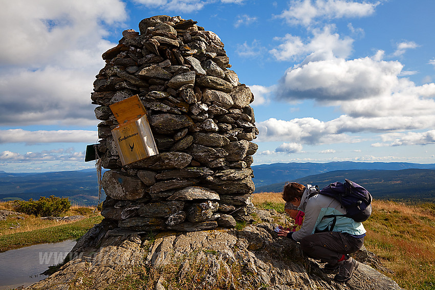 Innskriving i toppboka på Syni (1137 moh) i Nord-Aurdal.