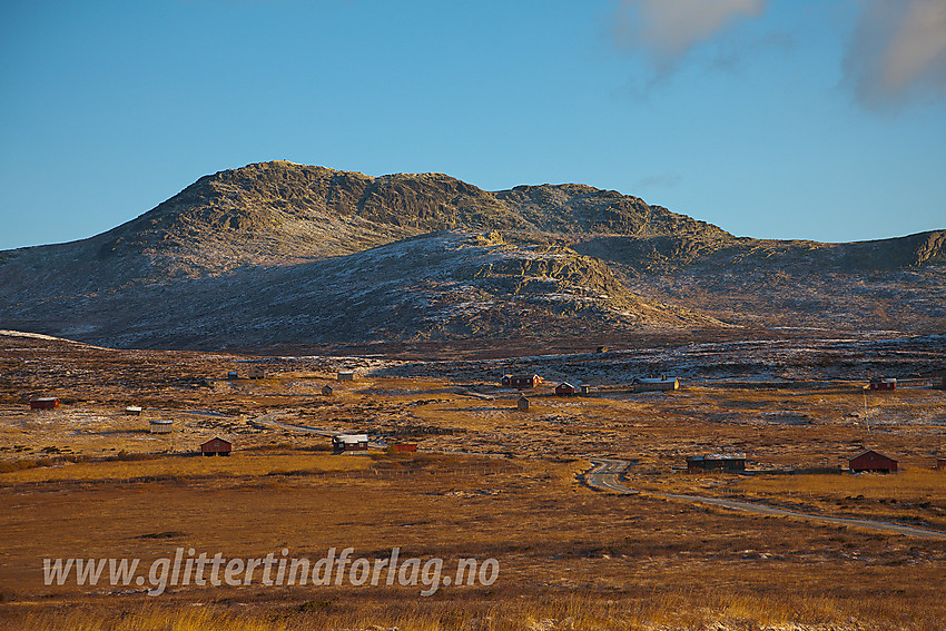 Langs veien innover mot Storeskag en hostmorgen. Stølsgrenda i forgrunnen er Vesleskag og i bakgrunnen ruver Skaget (1686 moh).