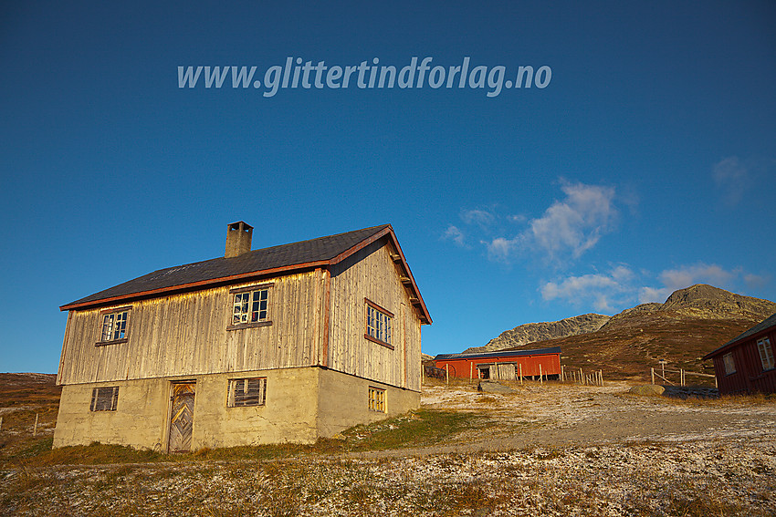 Storskag, ubetjent DNT-hytte ved foten av Skaget (1686 moh). Herfra er det kun en kort tur på et par timer til toppen.