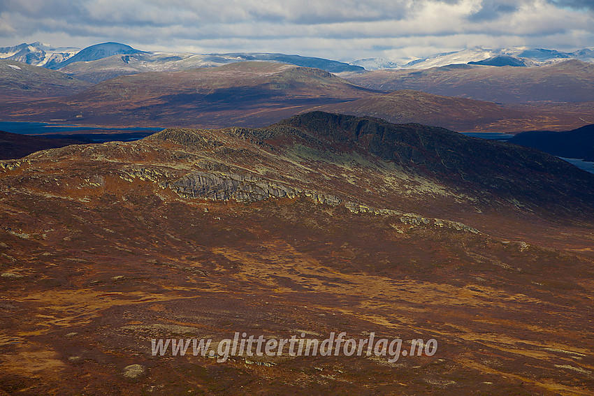 Fra Søre Langsua norvestover mot nordtoppen på Marsteinhøgda (1400 moh) og videre helt til Jotunheimen.