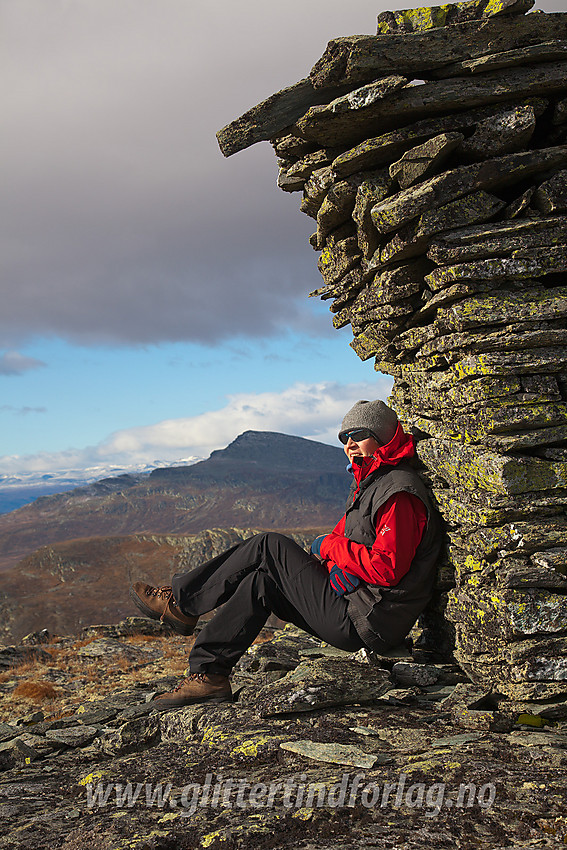 Pause ved den flotte, men noe framtunge, varden på toppen av Søre Langsua (1520 moh). I bakgrunnen ses bl.a. Skaget (1686 moh).