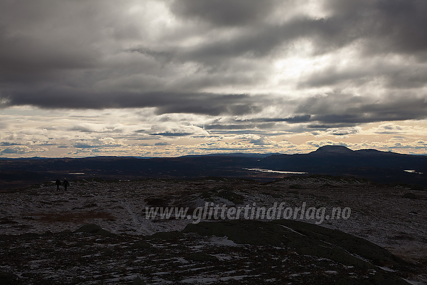 Utsikt i sørlig retning fra Kjølafjellet en høstdag. Bak til høyre den lett gjenkjennelige profilen til Rundemellen.