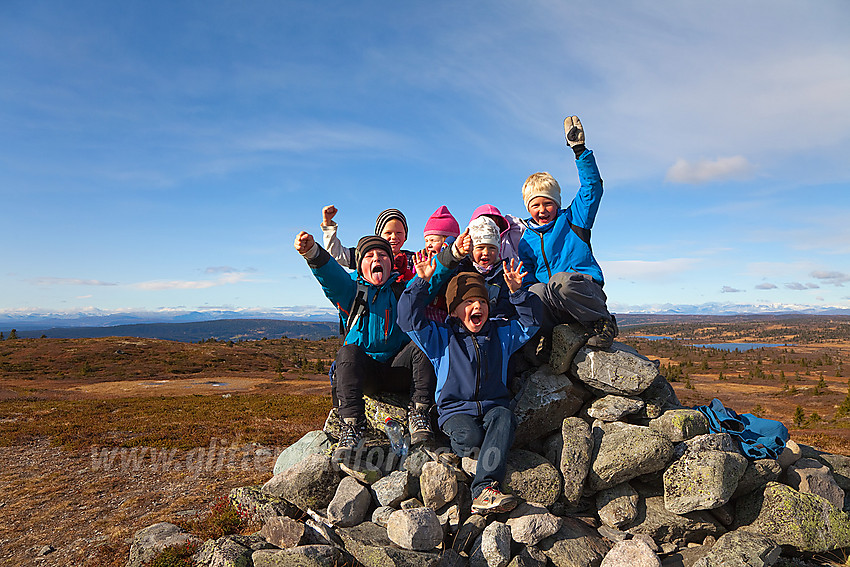 Små, fornøyde fjellvandrere på toppen av Goaren (1070 moh) i Etnedal en strålende høstdag. 