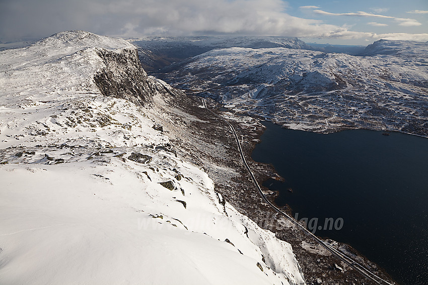 Utsikt østover fra Støgonøse mot Skørsnøse (1453 moh) og Børrenøse (1297 moh) bak til høyre. Otrøvatnet ses nede til høyre og E16 går som et bånd tvers gjennom bildet.