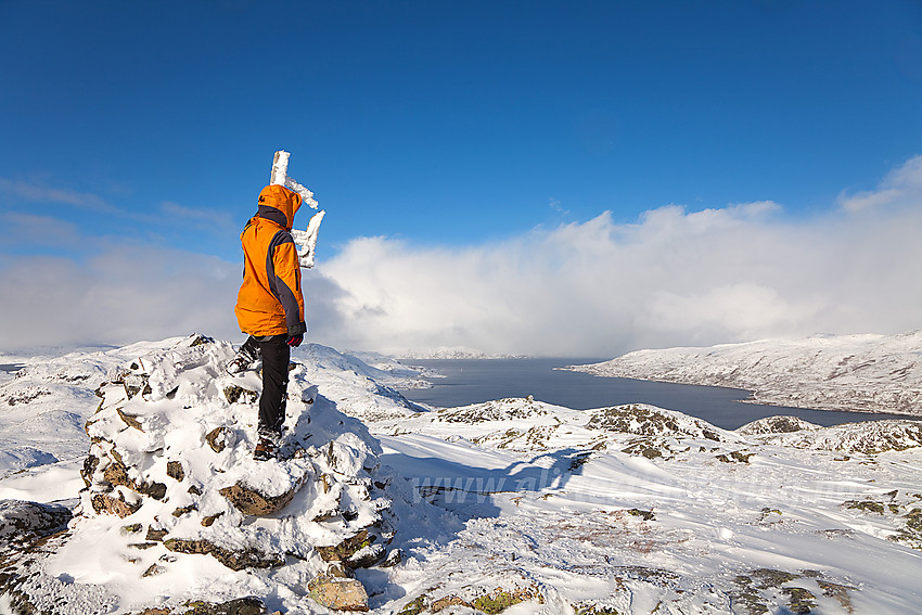 På toppen av Stølsnøse (1404 moh) med utsikt mot bl.a. Tyin. Skyer sperrer for selve Jotunpanoramaet.