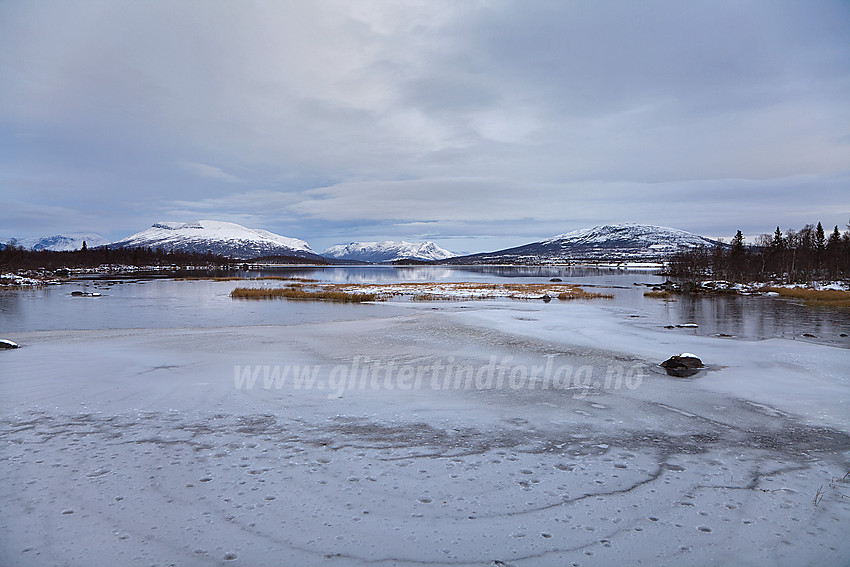 I sørøstenden av Storfjorden en overskyet høstdag. Bildet er tatt fra Panoramaveien.