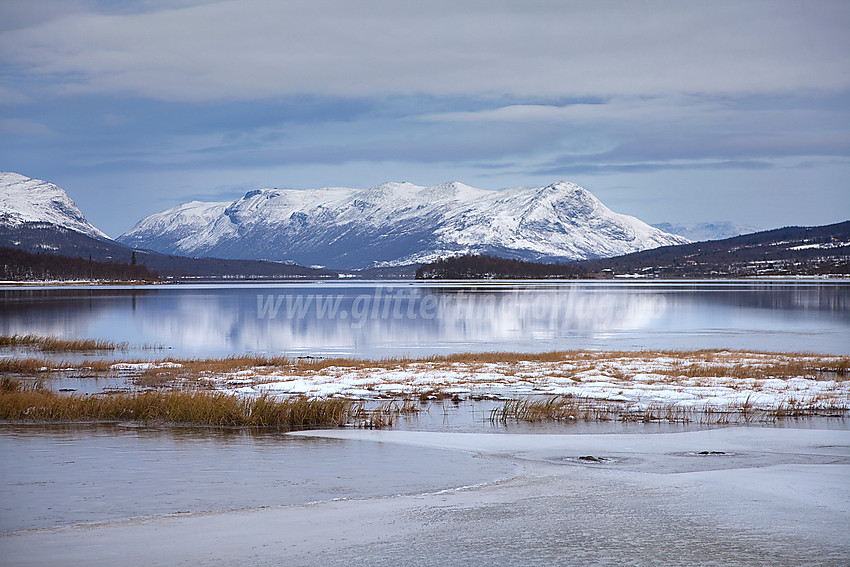 I sørøstenden av Storfjorden en overskyet høstdag. Bildet er tatt fra Panoramaveien.