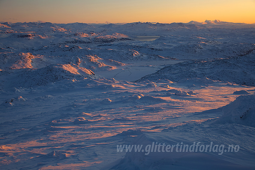 Utsikt fra Berdalseken i nordøstlig retning en høstmorgen. I bakgrunnen ses bl.a. en del av Tyin samt Gjendealpene i Jotunheimen.