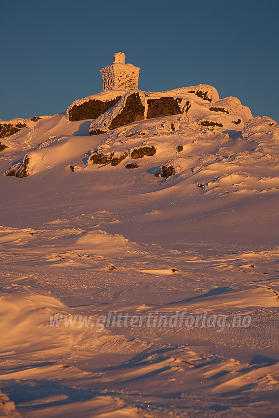 Toppartiet på Berdalseken (1814 moh) mens sola gløder snøen.