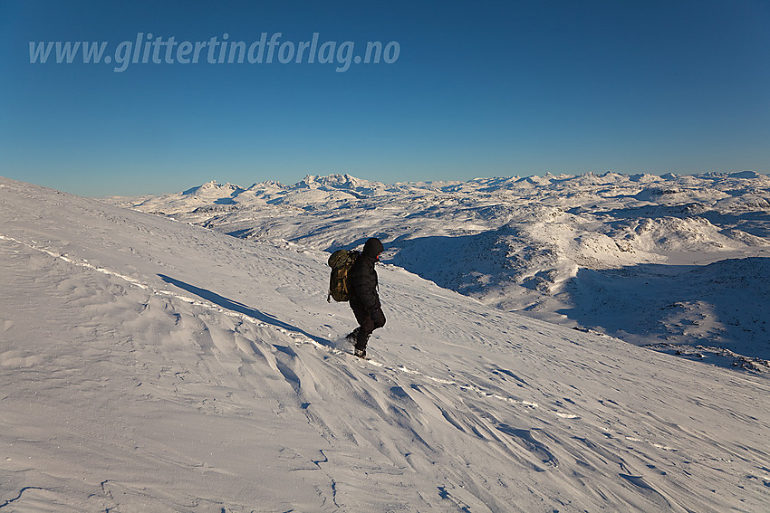 På vei ned fra Berdalseken med Hurrungane i bakgrunnen.