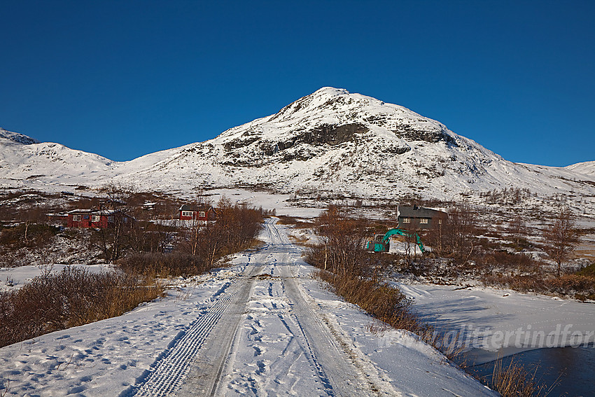 På veien som tar av fra E16 mot Valdresdalen, like ved E16. I bakgrunnen ser man oppover mot Slutenosi