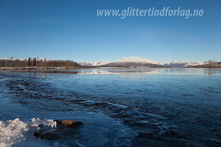 I sørenden av Storfjorden (Flyvatnet) i Vestre Slidre en høstmorgen. Bildet er tatt fra eller like ved Panoramaveien.