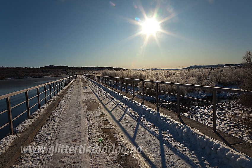 Demning og bro ved utløpet av Storfjorden / Flyvatnet. Denne veistumpen inngår i Panoramaveien mellom Vaset i Vestre Slidre over til Lykkja i Hemsedal.