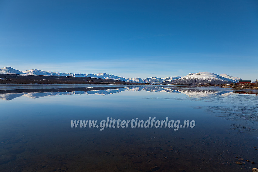 Fra Panoramaveien like sør for Nøsen fjellstue med Storevatnet som speiler "Hemsedalsfjell".