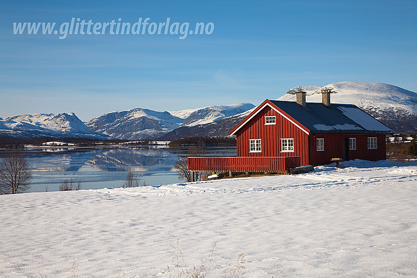 Rødt hus ved Storfjorden i Vestre Slidre. Bildet er tatt fra Panoramaveien like sør for Nøsen Fjellstue.