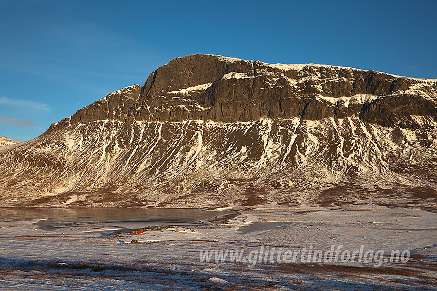 Grindane (1724 moh) med Grindetjednet i forgrunnen sett fra sør-sørøst.