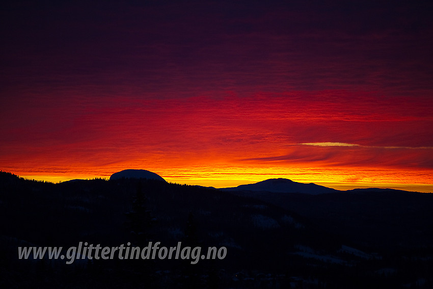 Glødende himmel over Rundemellen sett fra løypenettet på Beitostølen en desembermorgen.