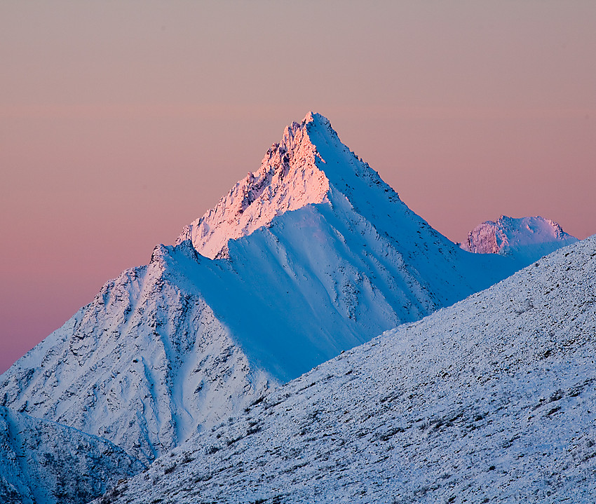 Vassdalstinden i januarkveldslys