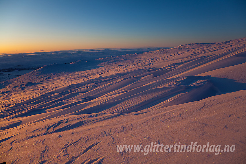 Snøskavler som gløder i morgensola en romjulsmorgen på Prestholtskarvet (del av Hallingskarvet).