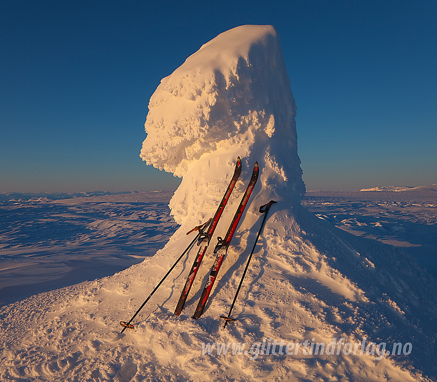 Nedsnødd varde på toppen av Prestholtskarvet (1859 moh) på den østlige delen av Hallingskarvet.