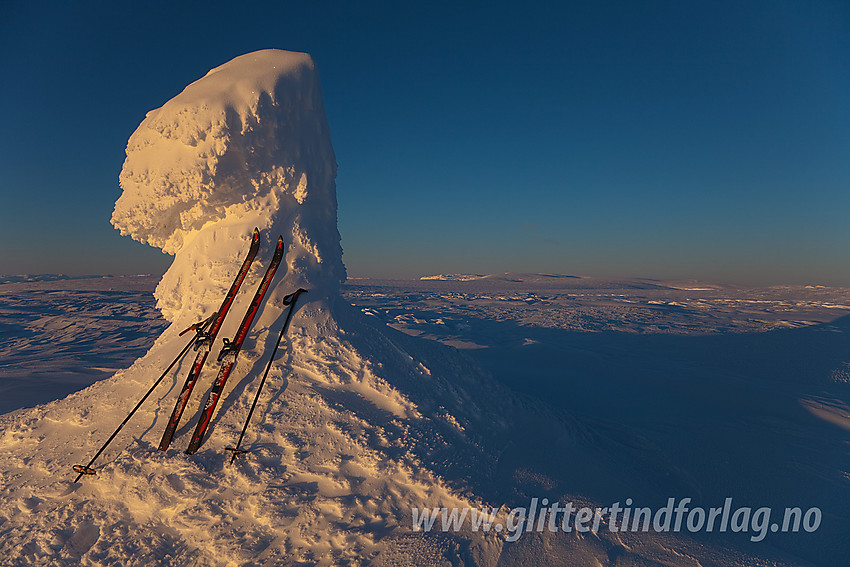 Nedsnødd varde på toppen av Prestholtskarvet (1859 moh) på den østlige delen av Hallingskarvet.