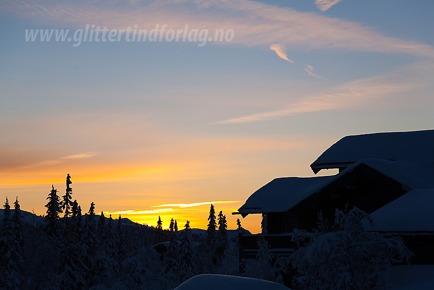 Hyttesilhuetter før soloppgang på Aurdalsåsen, ikke langt fra Aurdal Fjellpark.