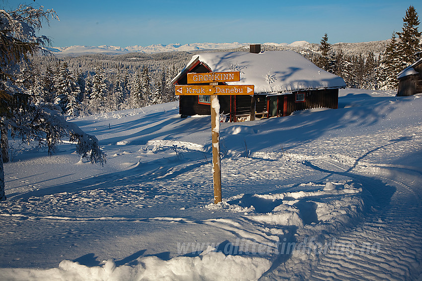 Løypekryss i Aurdalsåsen med Jotunheimen i det fjerne.