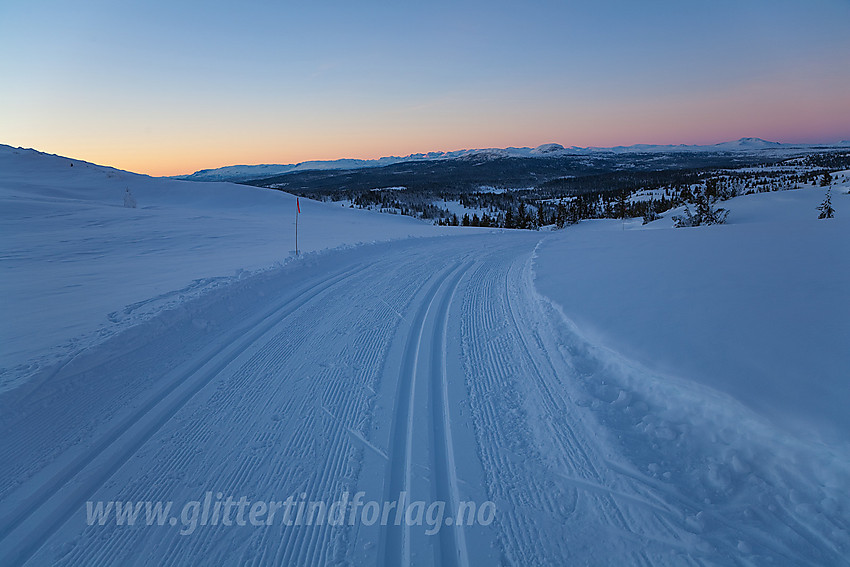 I løypenettet til Kruk og Aurdal løypelag, i Smørlirunden, med vid utsikt mot bl.a. Jotunheimen, like før det går nedover til Pilset.