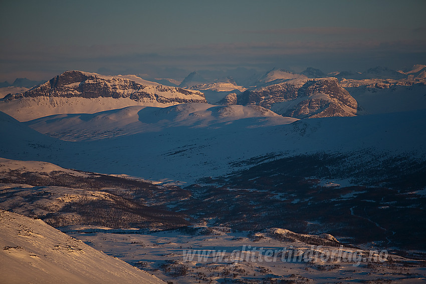 Under oppstigning til Skogshorn med telelinse mot bl.a. Grindane (1724 moh) og Skutshorn, begge i Vang.