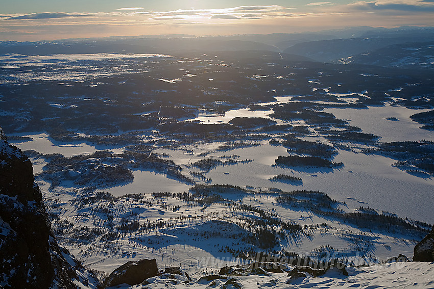 Fra Skogshorn, like sørvest for toppen, mot de tallrike tjernene på sørsiden. Bak til venstre ses det vidstrakte Golsfjellet.