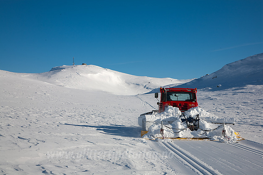 Løypemaskin på vei mot Spåtinden fra Etnedalsiden.