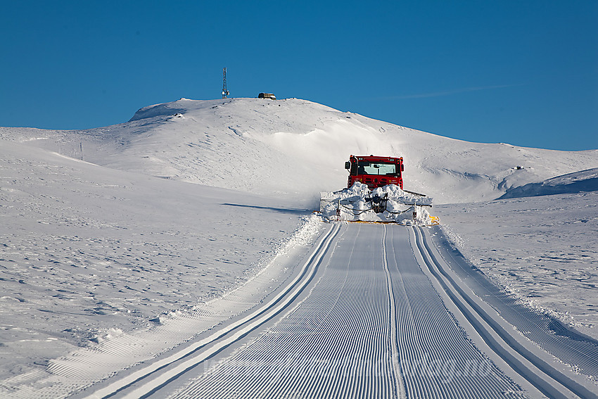 Løypemaskin på vei mot Spåtinden fra Etnedalsiden.