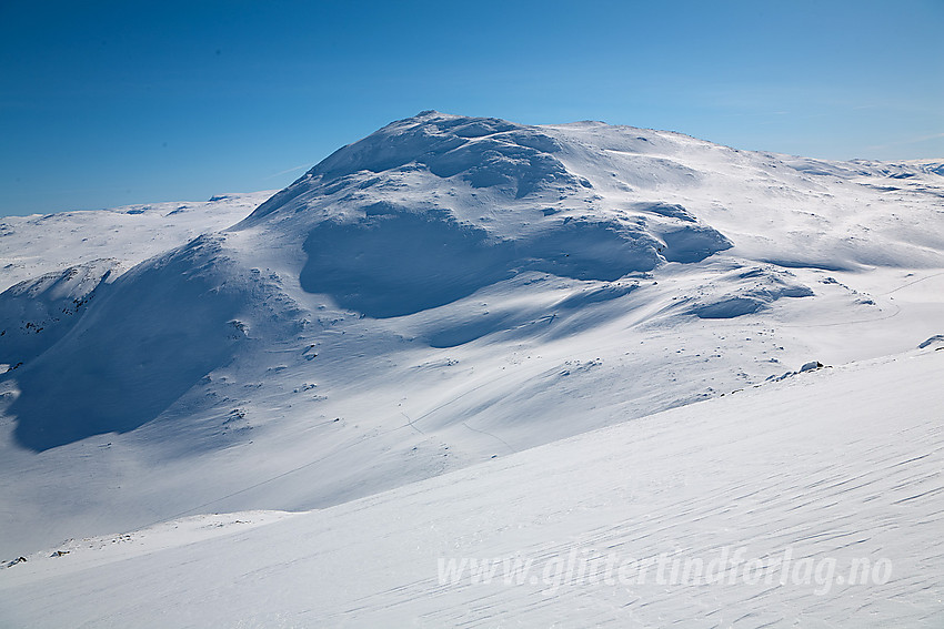 Oppunder Suletinden med utsikt mot Suleskaret og Sulefjellet (1812 moh). Skisporet nede i dalbunnen som går litt på tvers av det rette, er jeg skyld i.