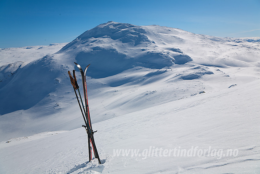 Oppunder Suletinden med utsikt mot Suleskaret og Sulefjellet (1812 moh). Skisporet nede i dalbunnen som går litt på tvers av det rette, er jeg skyld i.