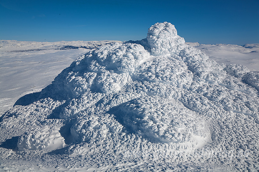 Varden på Sulefjellet, dekket av en knudrete og dekorativ snøglasur.