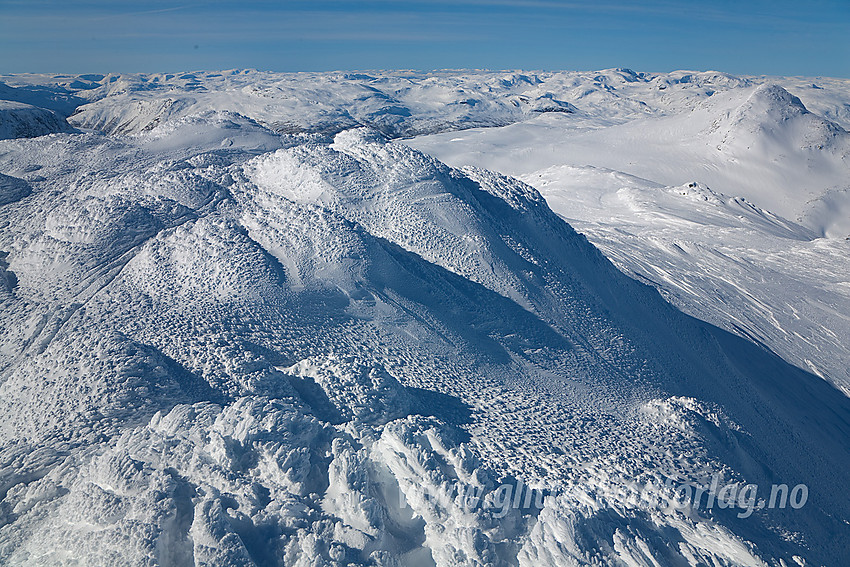 Fra toppen på Sulefjellet mot vest. Bak til høyre ses bl.a. Suletinden, Berdalseken og Raudbergsnuten.