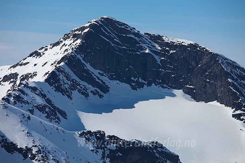 Fra ryggen mellom Kalvehøgde og Leirungskampen med telelinse mot Mesmogtinden (2264 moh).