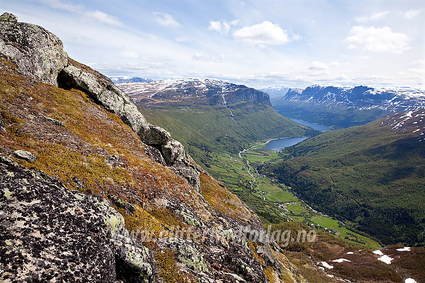 Litt øst for Horntinden mot Strøndafjorden og Vangsmjøse samt Skyrifjellet. Bergsfjellet bak til høyre.