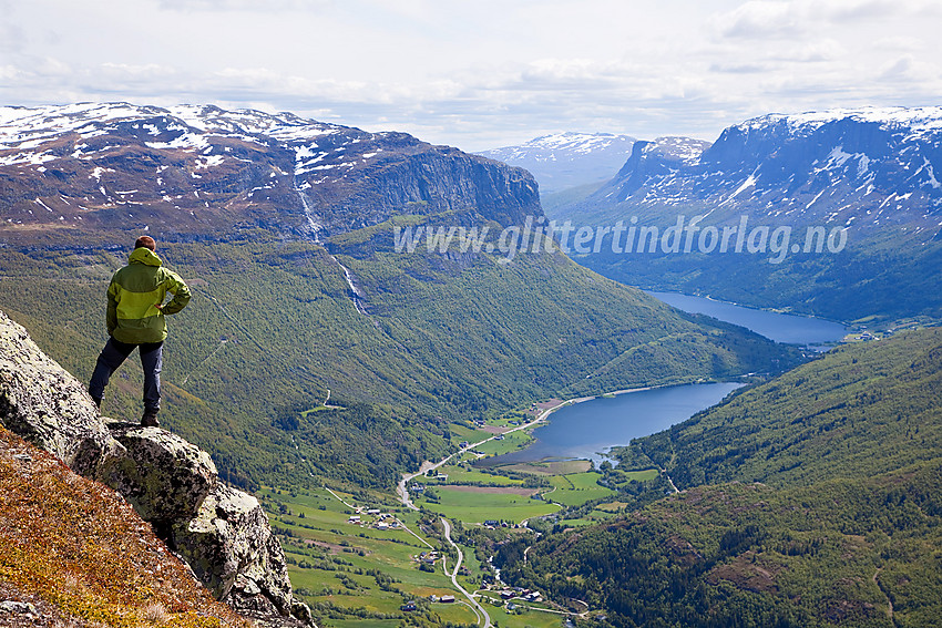 Litt øst for Horntinden mot Strøndafjorden og Vangsmjøse samt Skyrifjellet. Bergsfjellet bak til høyre.