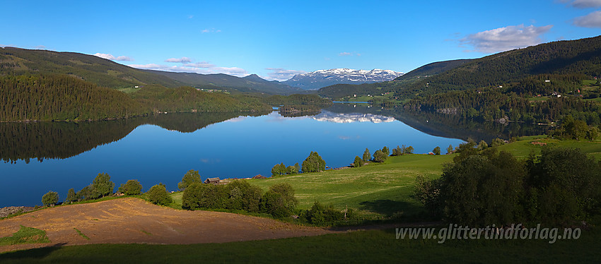 Fra hovedveien med utsikt vestover Slidrefjorden mot Lomen kirke og Vennisfjellet.