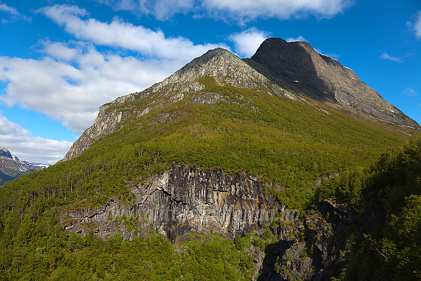 Skutshorn (1630 moh) sett fra veien opp mot Sanddalen.