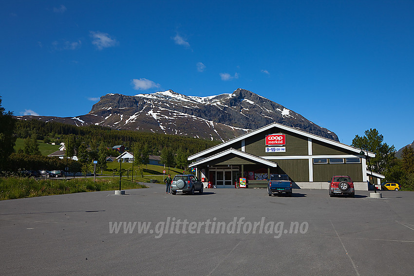 Ved Coop-forretningen i Grindaheim med Grindane (1724 moh) i bakgrunnen.