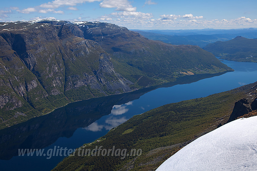 Fra Skjøld med utsikt mot Vangsmjøse, Skutshorn og Vennisfjellet for å nevne noe. Bak til høyre ses Hugakøllen.