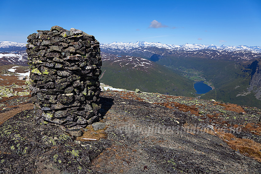 På Skjøld (1577 moh) i Vang med flott utsikt nordover mot Jotunheimen.