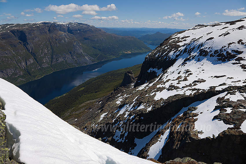 På vei fra Skjøld østover langs stupkanten mot Vangsmjøse, Skutshorn og Vennisfjellet. Midt på bildet ses den nederste av to enorme steinbautaer som står oppunder nordveggen på Bergsfjellet.