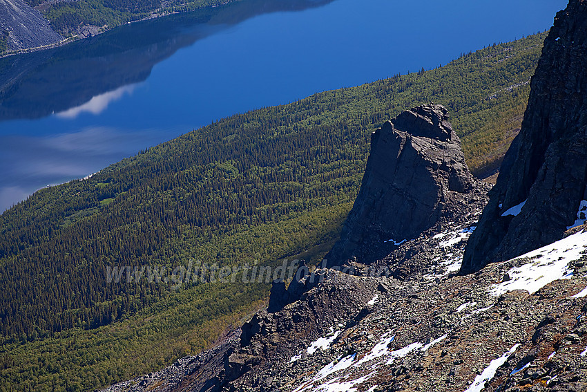 Fra Bergsfjellet litt øst for Skjøld mot den nederste og minste av to enorme steinbautaer som står oppunder nordveggen på Bergsfjellet.