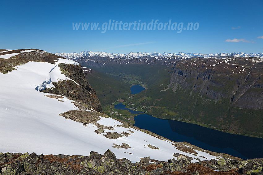 Toppen på Skjøld (1577 moh) sett fra øst. Bak til høyre: Vangsmjøse, Øye, Skyrifjellet og Jotunheimen.