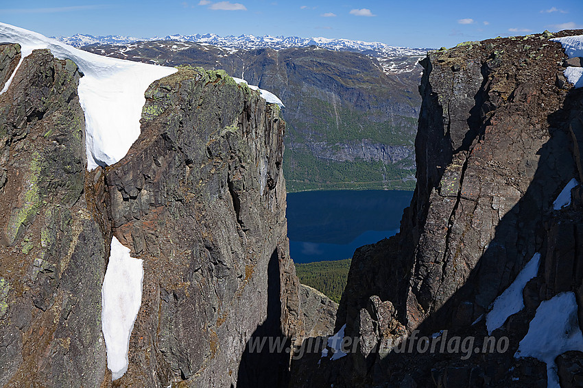 Mektig juv, stup og avgrunner like nord-nordvest for Bergsfjellet. Dette er trolig det råeste stupet i hele Valdres. Og når man går frem på kanten ser man i tillegg de to gigantiske steinbautaene som står under fjellveggen.