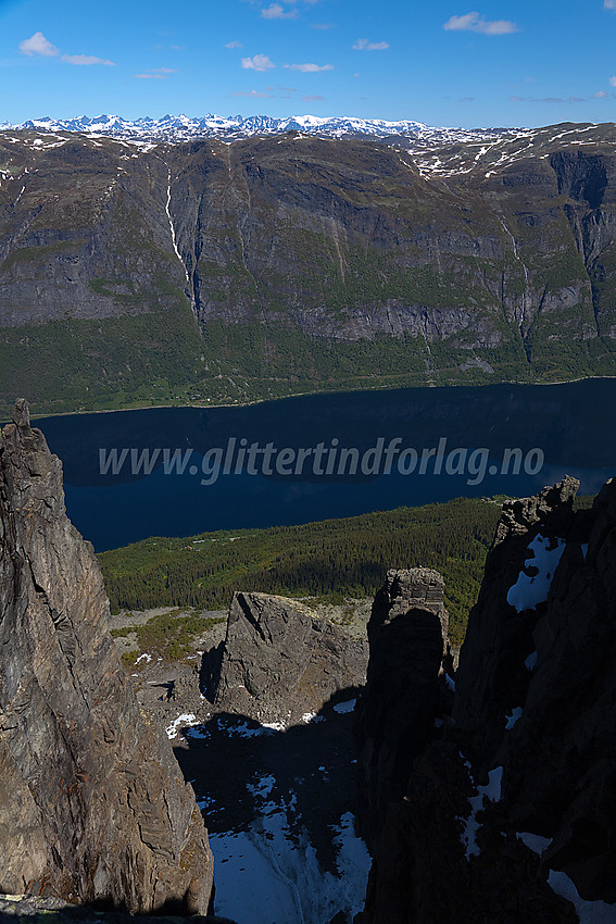 Fra Bergsfjellet mot Vangsmjøse, Skyrifjellet og Jotunheimen. Nederst på bildet ses to enorme steinbautaer som står nedenfor veggen.