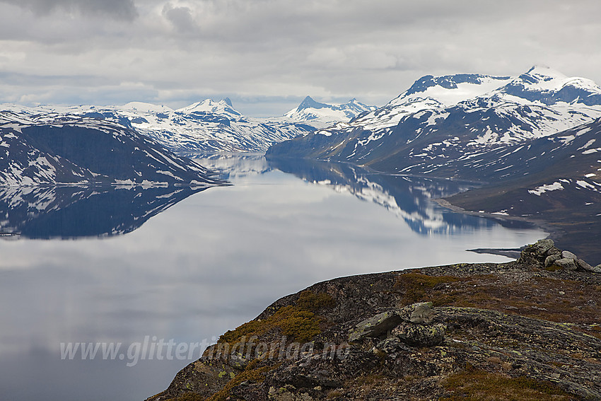 Utsikt vestover Bygdin fra Mefjellet. I bakgrunnen Hjelledalstinden, Falketind og Galdebergtinden litt nærmere til høyre.